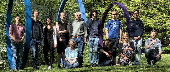 Gruppenbild AG Böhmer. Zu sehen sind (von links nach rechts): Philipp Münzner, Peter Schäfer, Sarah Belletz, Simon Ahlmann, Anja Sapsford, Roland Böhmer, Joachim Beerwerth, Kevin Moch, Lars Hoffmann, Lara Susanne Röwekamp, Sofiane Lansab, Yannik Hinz.